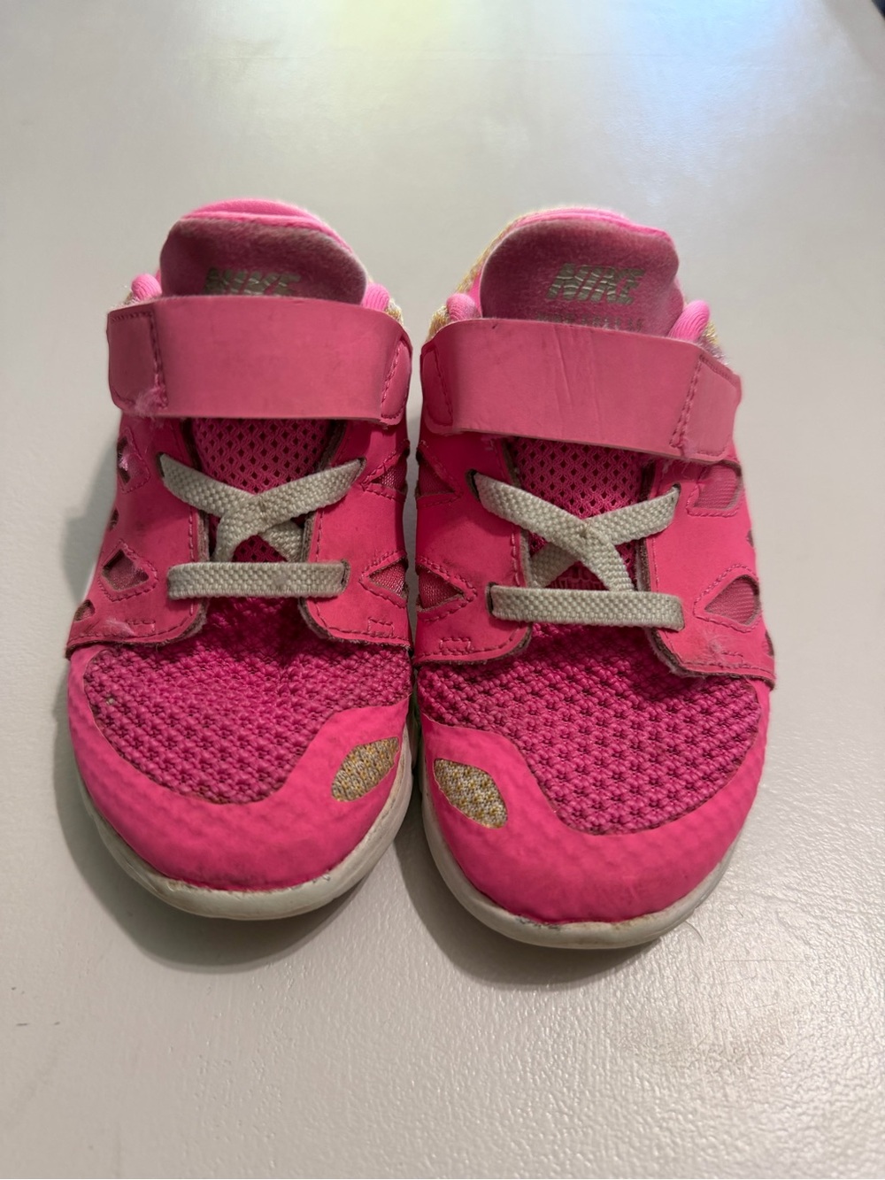 Girls Nike Free Kids' Pink Hook-and-Loop Athletic Shoes. Size 9C